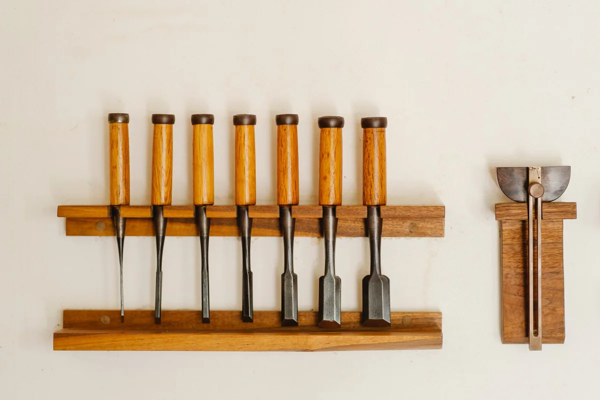 Regla y escuadra sobre una tabla de madera para un proyecto DIY