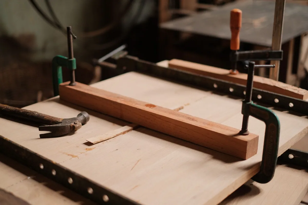 Tablas de pino, lija y herramientas básicas para una manualidad