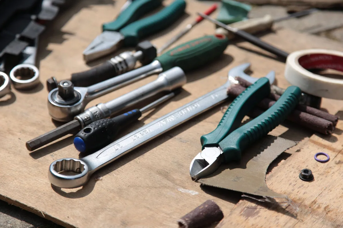 Organizador artesanal de madera para cables sobre un escritorio