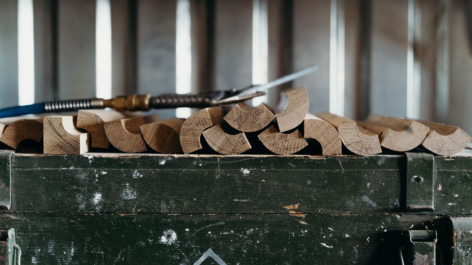 Mesa de trabajo con materiales para un proyecto DIY de hogar