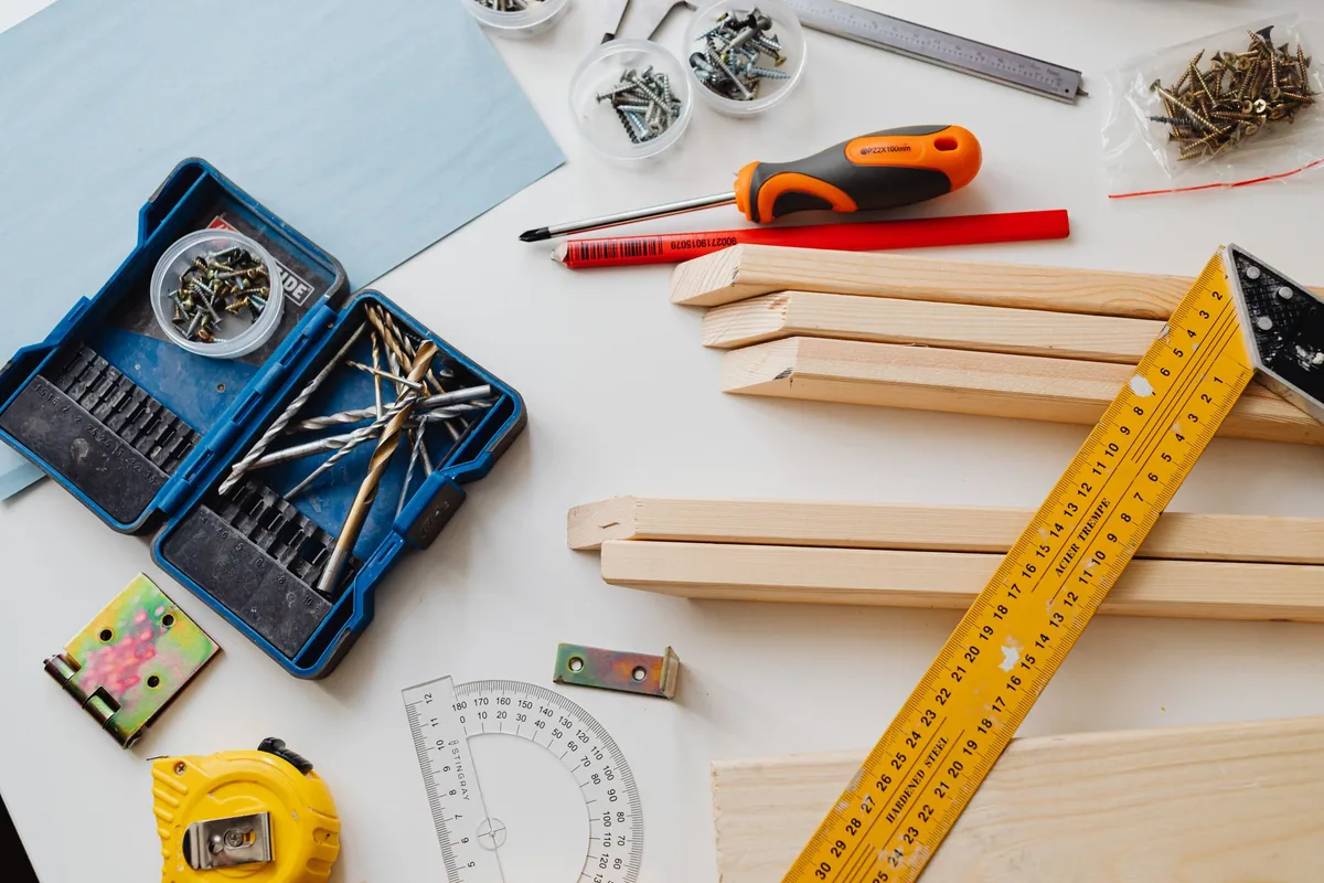 Lista de materiales y piezas etiquetadas para una manualidad