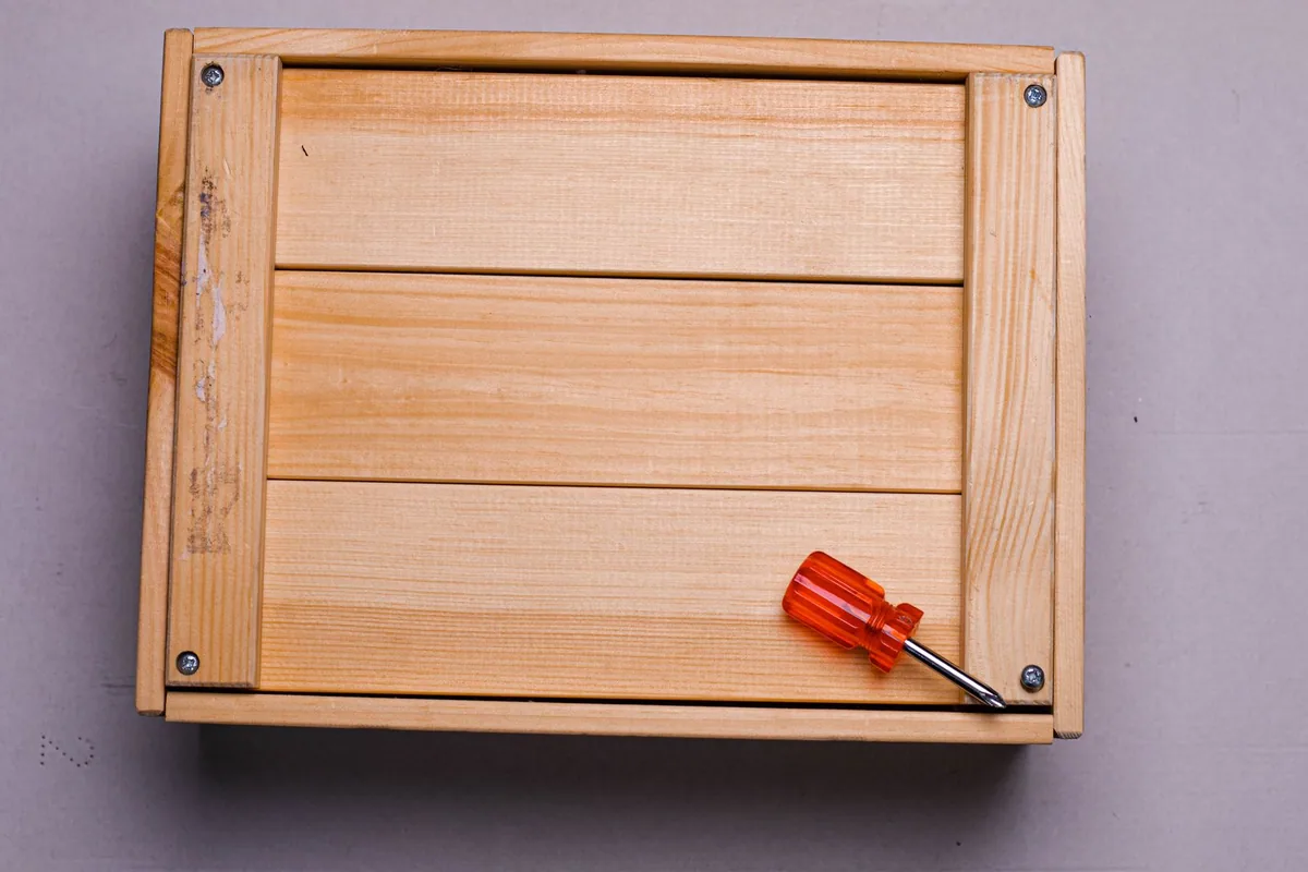 Prueba de pintura y adhesivo sobre retales de madera